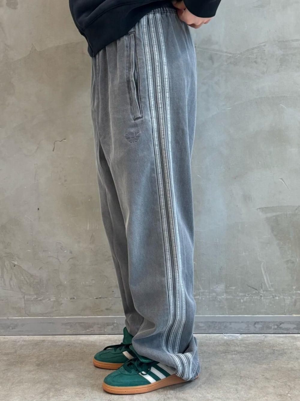 「adidas、adidas originals、アディダス、アディダスオリジナルス、スニーカー、ジップパーカー、EQUIPMENT、デニムパンツ、SPEZIAL」｜「adidasのloose trackpant denim stone / アディダスオリジナルス adidas Originals（デニムパンツ、ブルー系）」を使った、YTさん（レディース・163cm）の夏コーディネートの5枚目の写真