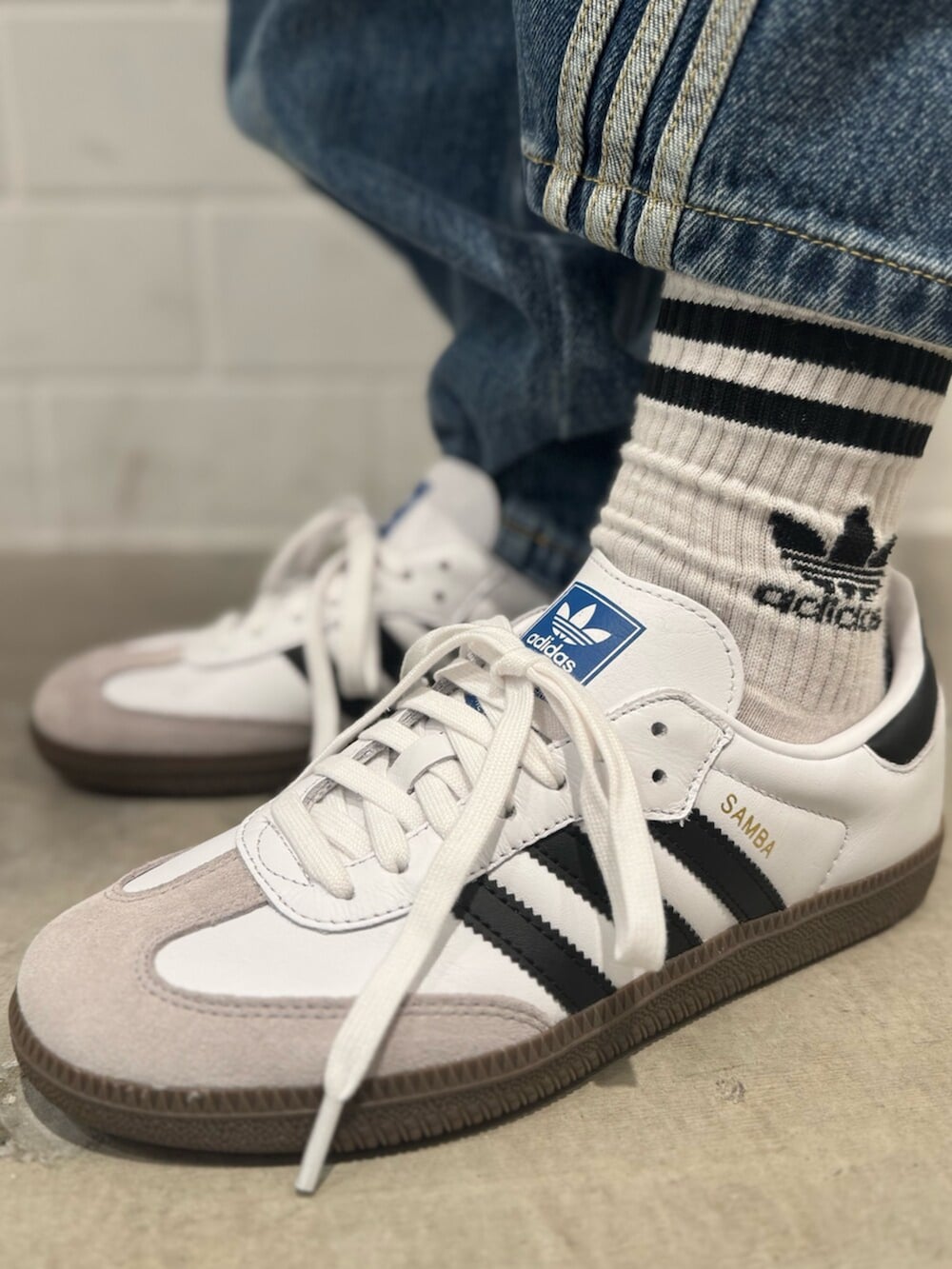 ブルー系のデニムパンツ、ホワイト系のTシャツ/カットソー、ホワイト系のシューズを着用したレディースの秋コーディネートの6枚目の写真