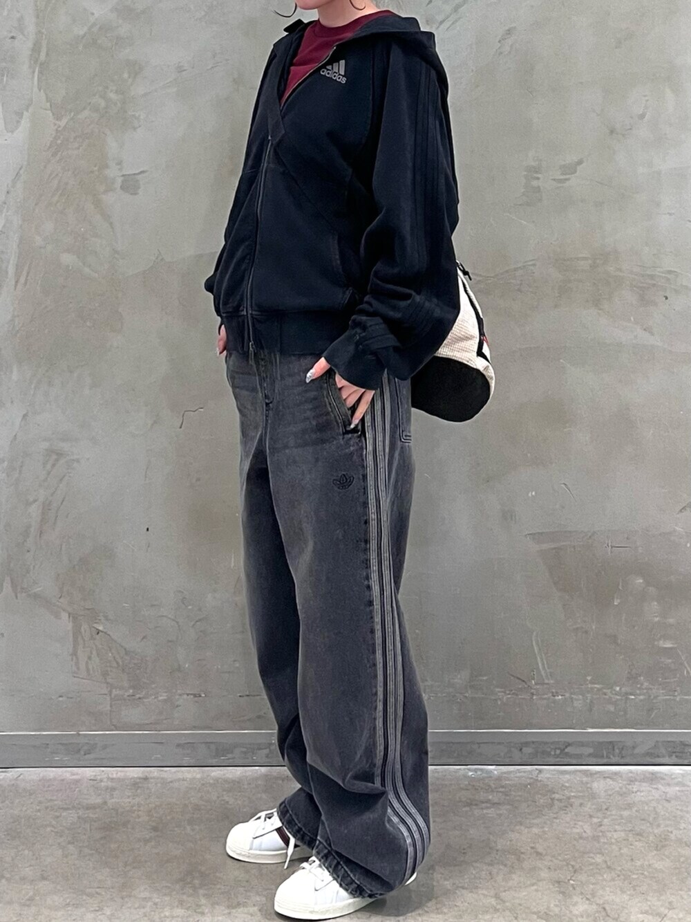 ベージュ系のバックパック/リュック、ブラック系のパーカー、レッド系のTシャツ/カットソーを着用したレディースの夏コーディネートの2枚目の写真