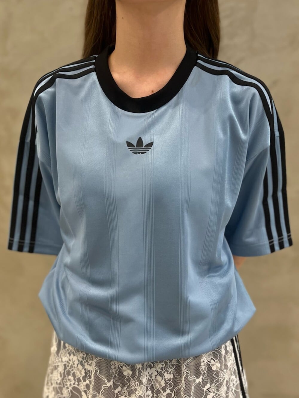 「adidas、adidas originals、アディダス、アディダスオリジナルス、スニーカー、Tトゥシューズ、ゲームシャツ、レーススカート、SPEZIAL」｜「adidasのアディダス アディカラー ジャカード ジャージー / 半袖Tシャツ アディダスオリジナルス adidas Originals（Tシャツ/カットソー、ブルー系）」を使った、YTさん（レディース・163cm）の夏コーディネートの4枚目の写真