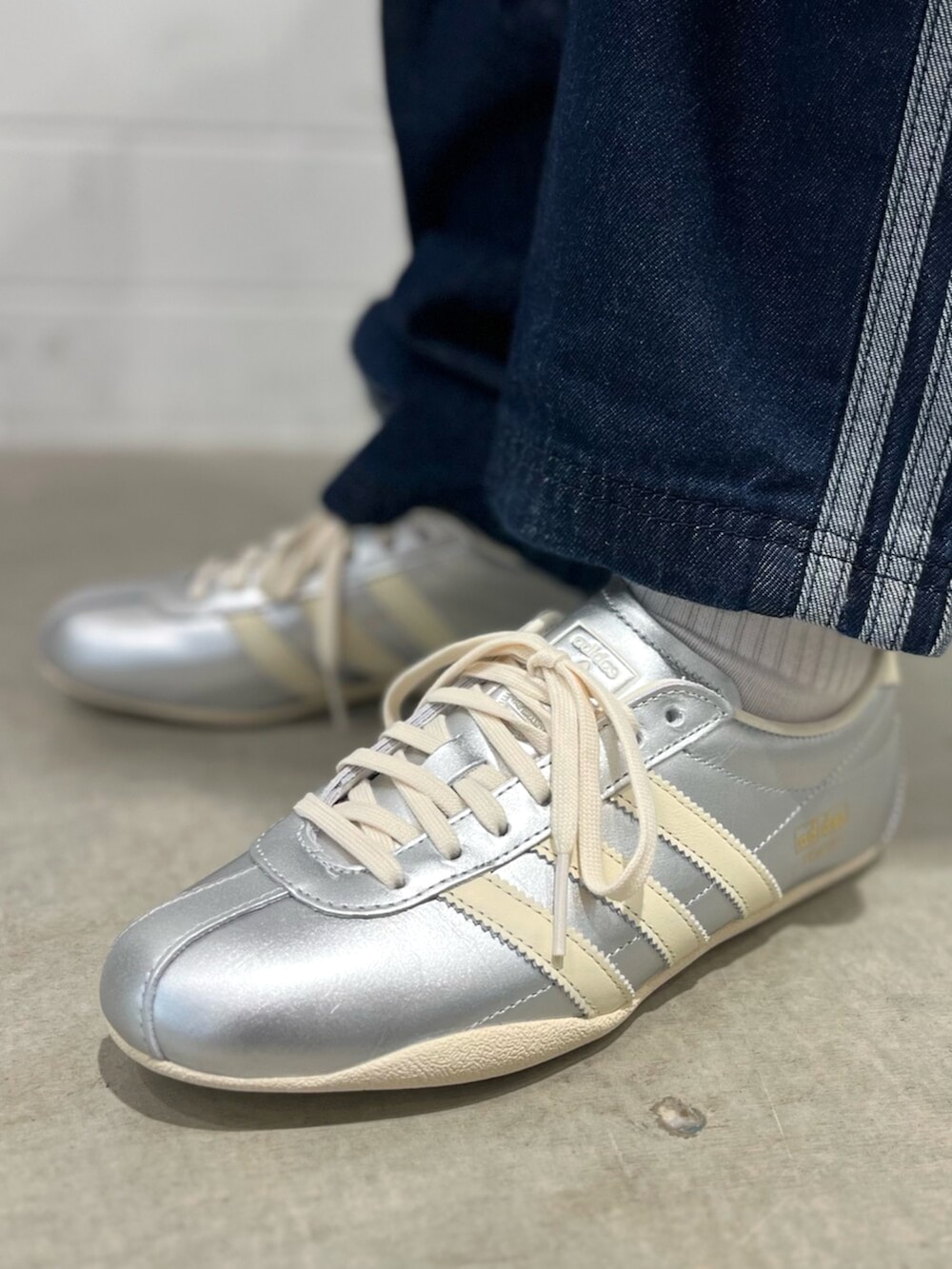 adidasアディカラー ルーズ トラックパンツ デニム ストーン、トーキョ