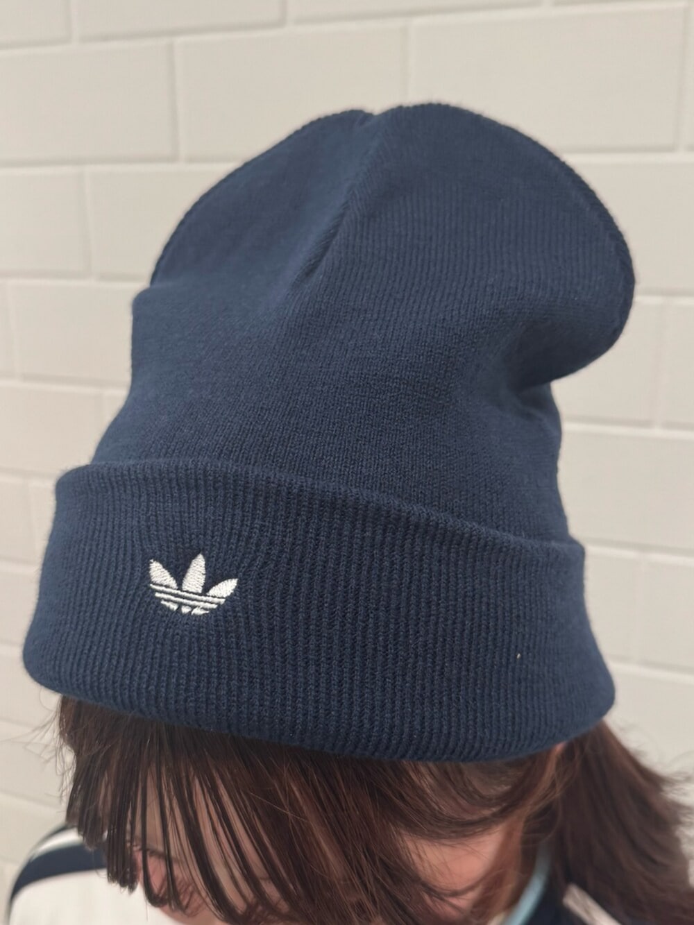 ブルー系のデニムパンツ、ホワイト系のTシャツ/カットソー、ホワイト系のシューズを着用したレディースの秋コーディネートの3枚目の写真