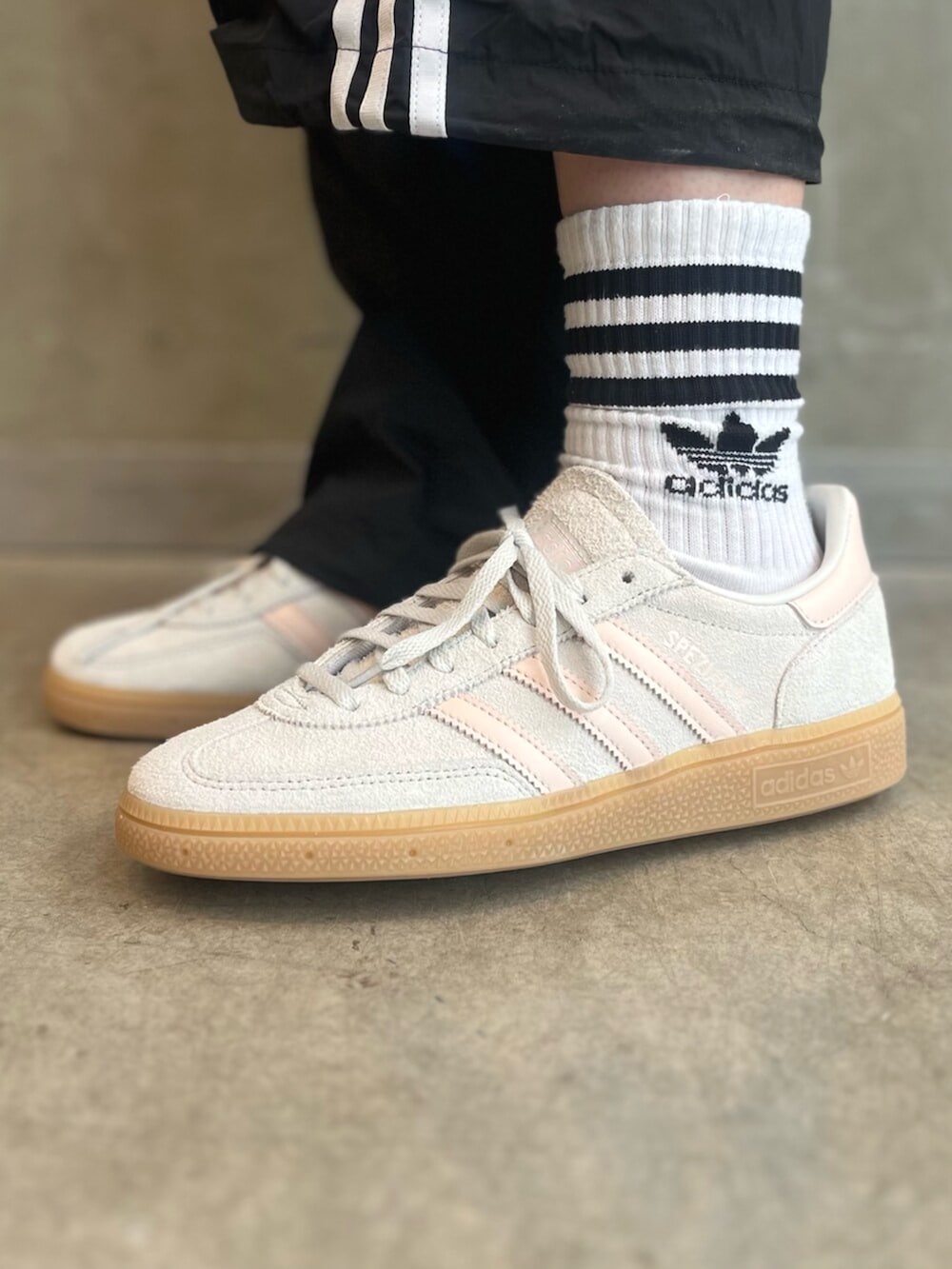 「adidas、adidas originals、アディダス、アディダスオリジナルス、スニーカー、Tトゥシューズ、Tシャツ、パラシュートパンツ」｜「adidasのスリーストライプス ウーブン パラシュートパンツ / アディダスオリジナルス adidas Originals（その他パンツ、ブラック系）」を使った、YTさん（レディース・163cm）の夏コーディネートの6枚目の写真