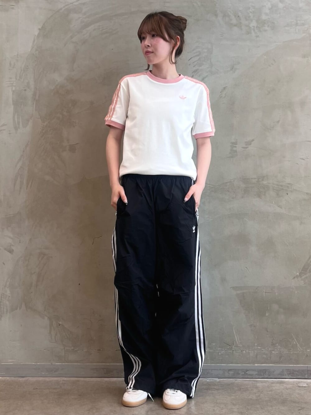 「adidas、adidas originals、アディダス、アディダスオリジナルス、スニーカー、Tトゥシューズ、Tシャツ、パラシュートパンツ」｜「adidasのスリーストライプス ウーブン パラシュートパンツ / アディダスオリジナルス adidas Originals（その他パンツ、ブラック系）」を使った、YTさん（レディース・163cm）の夏コーディネートの3枚目の写真