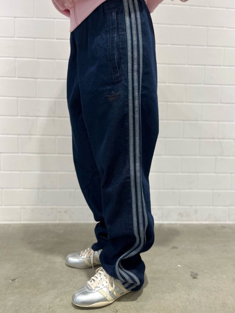 adidasアディカラー ルーズ トラックパンツ デニム ストーン、トーキョ