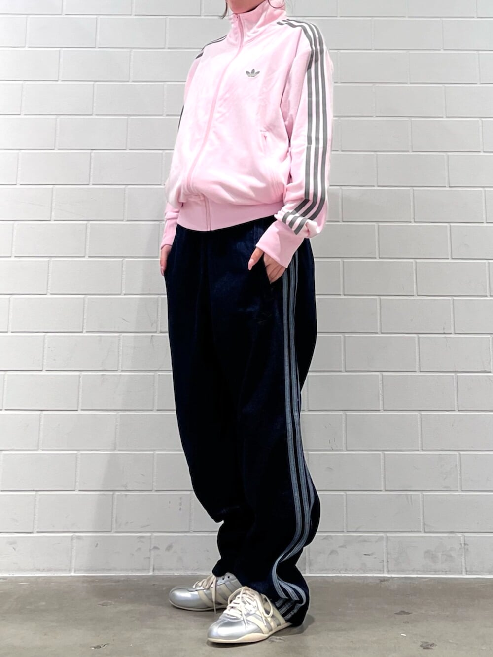 adidasアディカラー ルーズ トラックパンツ デニム ストーン