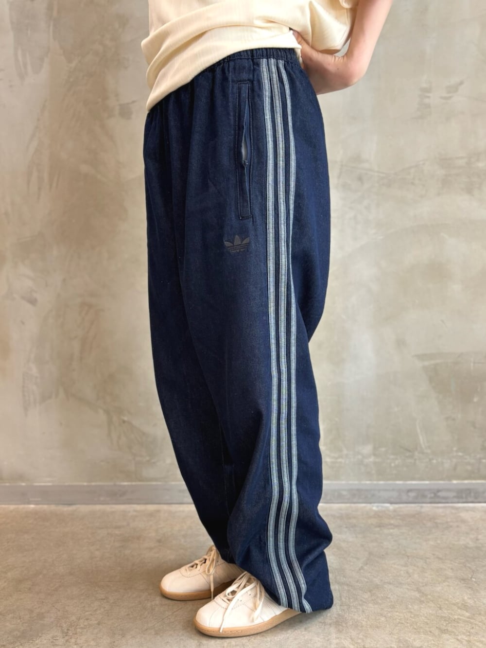 「adidas、adidas originals、アディダス、アディダスオリジナルス、スニーカー、Tシャツ、デニムパンツ、トラックパンツ」｜「adidasの襟付きゴーリートップ / アディダスオリジナルス adidas Originals（Tシャツ/カットソー、ホワイト系）」を使った、YTさん（レディース・163cm）の夏コーディネートの5枚目の写真