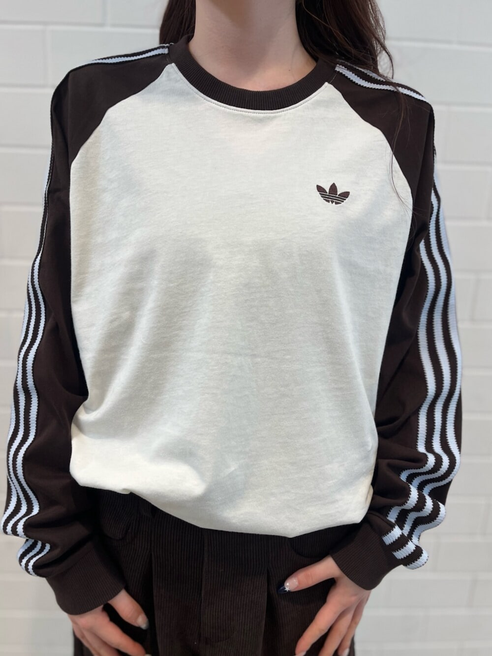 ホワイト系のスニーカー、ホワイト系のTシャツ/カットソーを着用したレディースの冬コーディネートの3枚目の写真