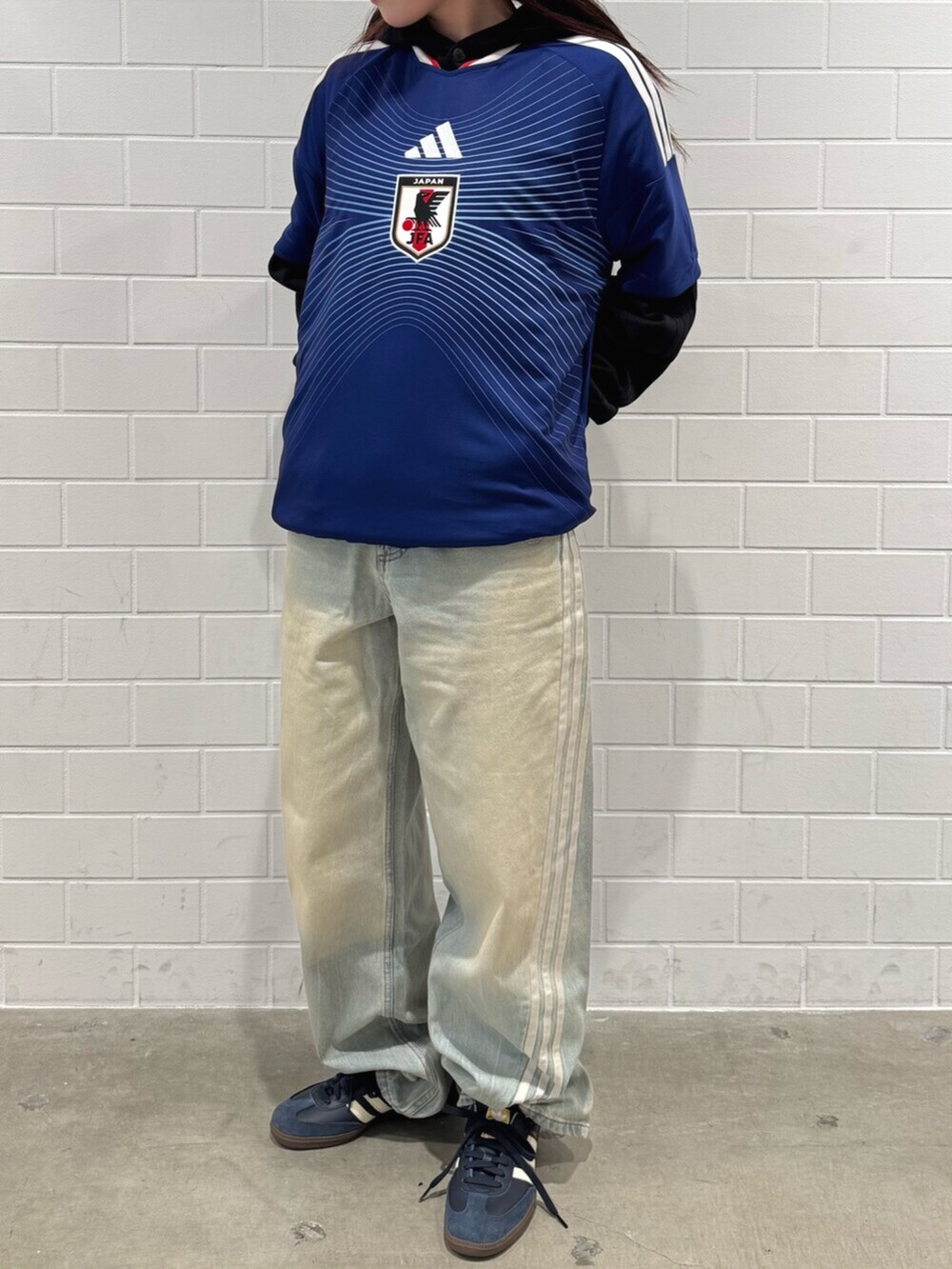 ブルー系のスニーカー、ブルー系のTシャツ/カットソー、その他のデニムパンツを着用したレディースの秋コーディネートの2枚目の写真