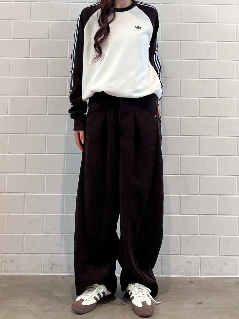 ホワイト系のスニーカー、ホワイト系のTシャツ/カットソーを着用したレディースの冬コーディネートの2枚目の写真