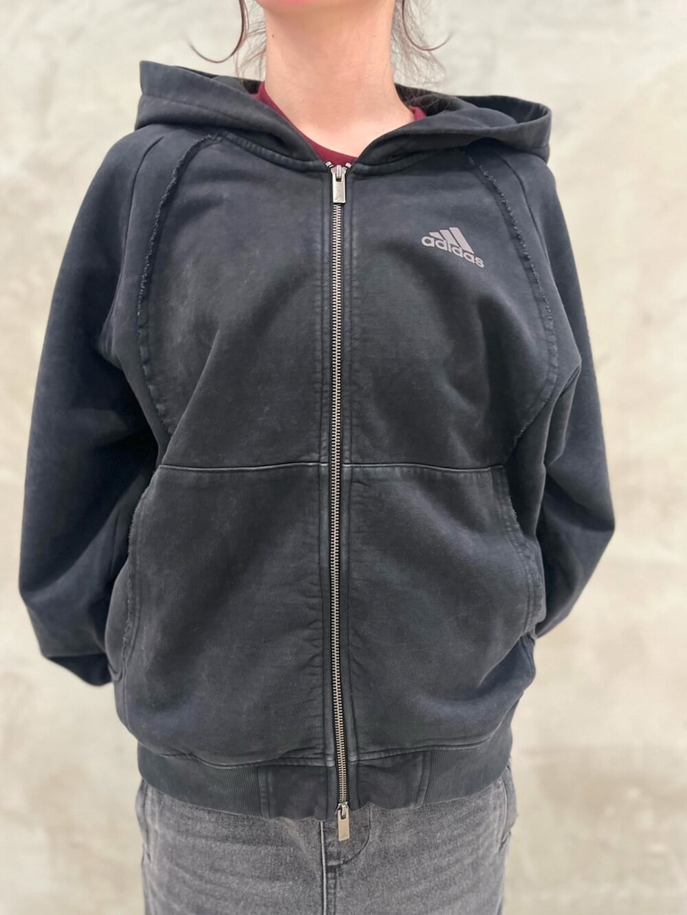 ベージュ系のバックパック/リュック、ブラック系のパーカー、レッド系のTシャツ/カットソーを着用したレディースの夏コーディネートの3枚目の写真