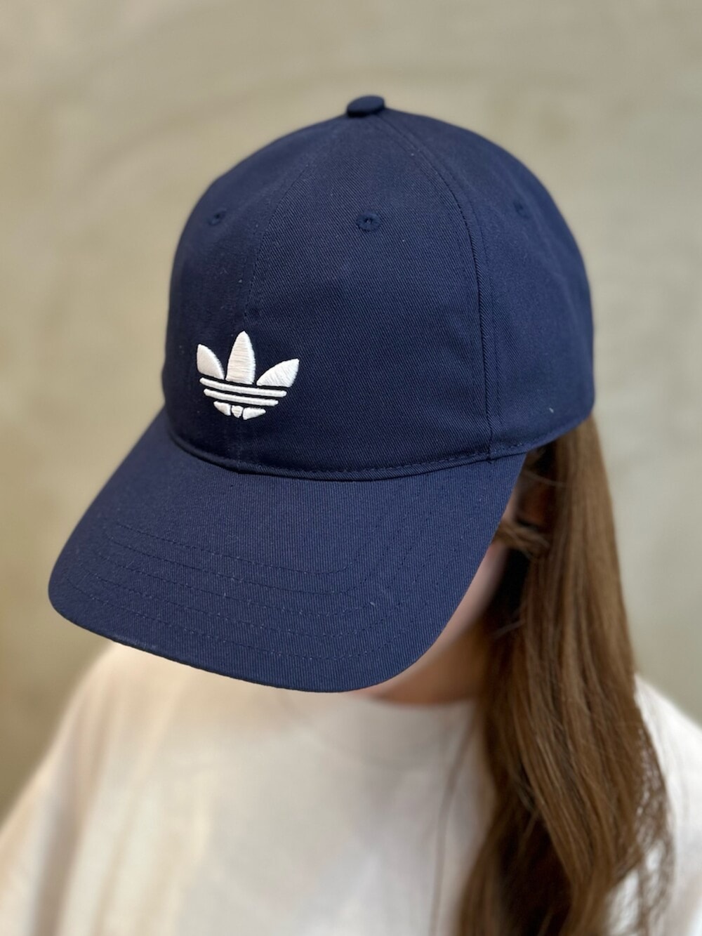 「Tシャツ、デニムパンツ、スニーカー、ハンドボールスペツィアル、キャップ、adidas、adidas originals、アディダス、アディダスオリジナルス」｜「adidasのカリーム スカイフック 半袖Tシャツ / アディダスオリジナルス adidas Originals（Tシャツ/カットソー、ホワイト系）」を使った、YTさん（レディース・163cm）の夏コーディネートの5枚目の写真