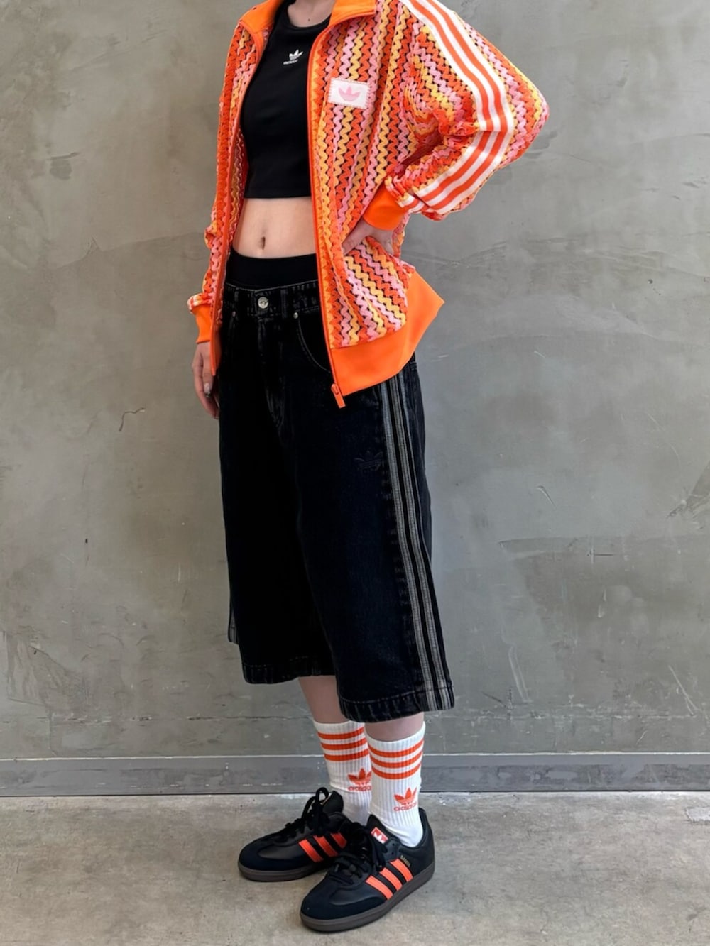「adidas、adidas originals、アディダス、アディダスオリジナルス、スニーカー、Tトゥシューズ、トラックジャケット、デニムパンツ、ハーフパンツ」｜「adidasのアディカラー デニム ファイヤーバードショーツ / ハーフパンツ / アディダスオリジナルス adidas Originals（その他パンツ、ブラック系）」を使った、YTさん（レディース・163cm）の夏コーディネートの2枚目の写真