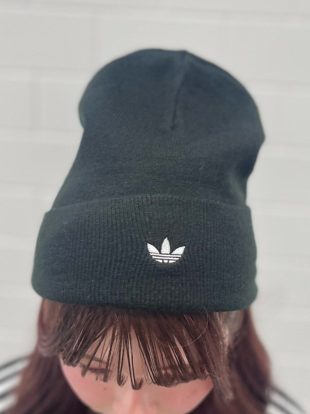 ブラウン系のその他パンツ、ブラック系のシューズ、ブラック系のスウェットを着用したレディースの秋コーディネートの3枚目の写真