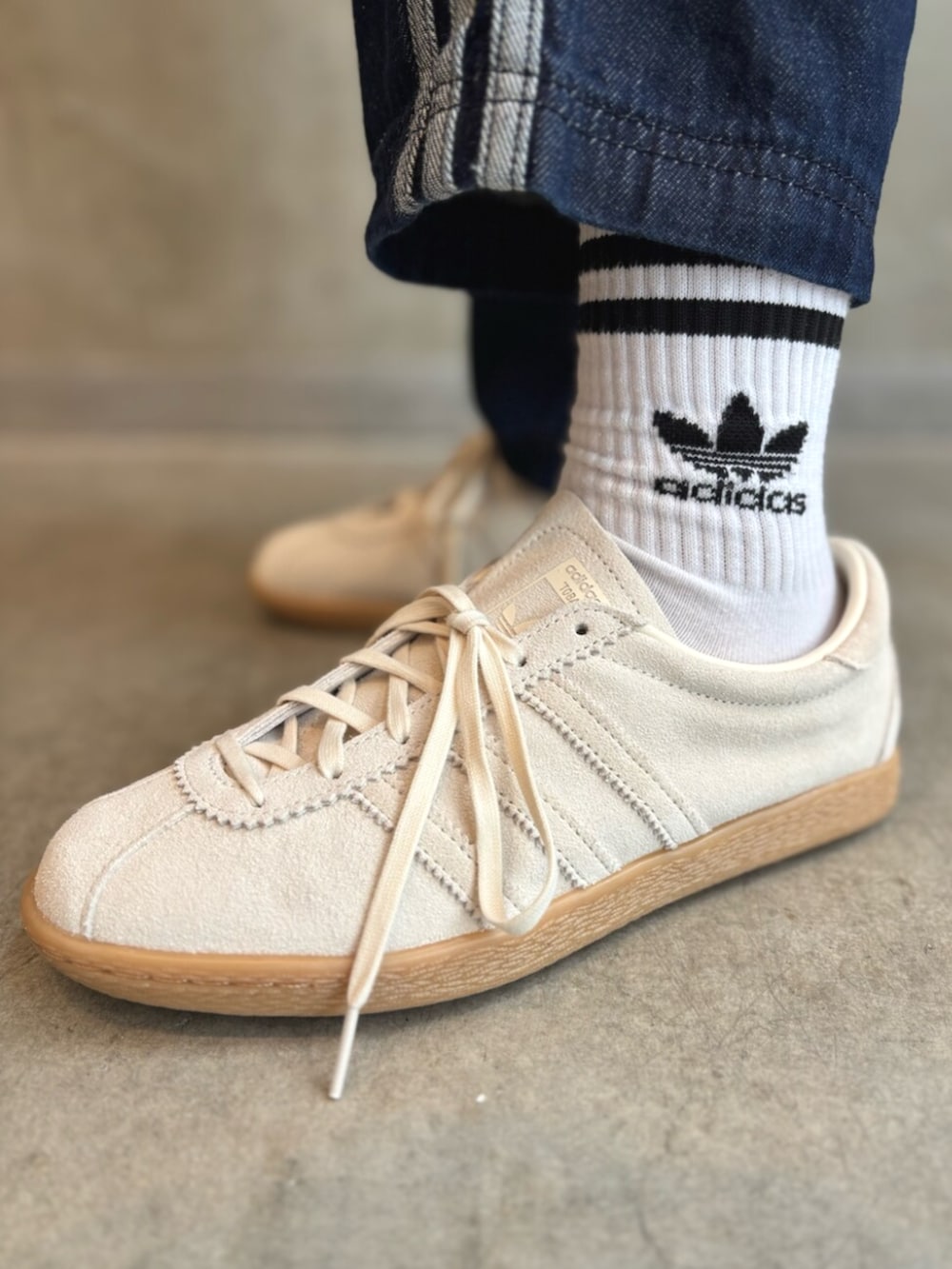「adidas、adidas originals、アディダス、アディダスオリジナルス、スニーカー、Tシャツ、デニムパンツ、トラックパンツ」｜「adidasの襟付きゴーリートップ / アディダスオリジナルス adidas Originals（Tシャツ/カットソー、ホワイト系）」を使った、YTさん（レディース・163cm）の夏コーディネートの6枚目の写真
