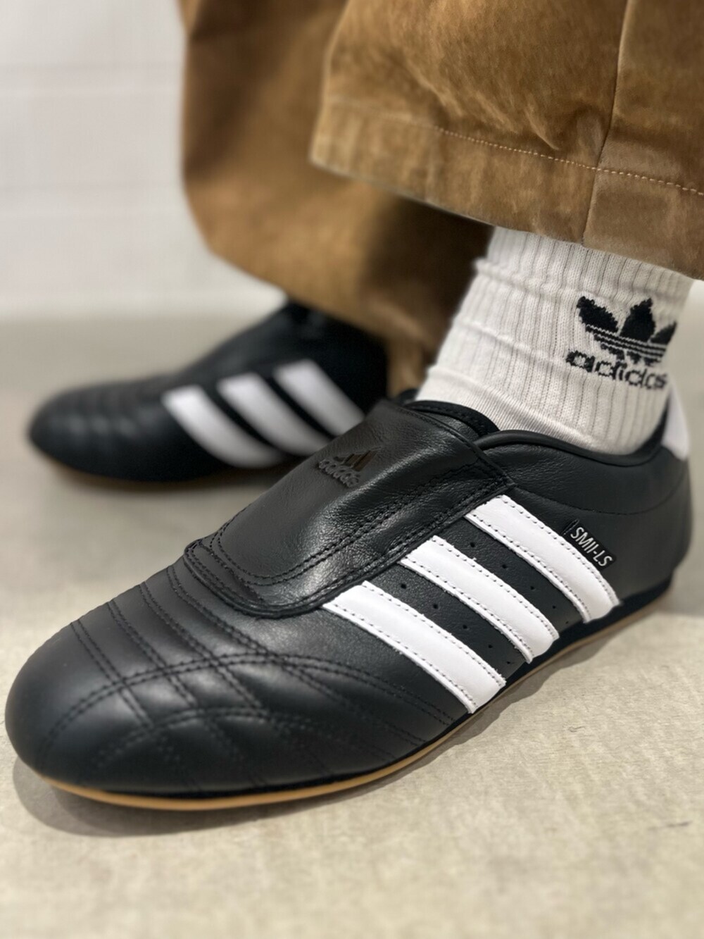 ブラウン系のその他パンツ、ブラック系のシューズ、ブラック系のスウェットを着用したレディースの秋コーディネートの6枚目の写真