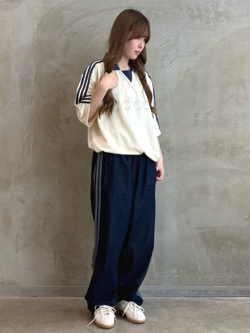 「adidas、adidas originals、アディダス、アディダスオリジナルス、スニーカー、Tシャツ、デニムパンツ、トラックパンツ」｜「adidasの襟付きゴーリートップ / アディダスオリジナルス adidas Originals（Tシャツ/カットソー、ホワイト系）」を使った、YTさん（レディース・163cm）の夏コーディネートの3枚目の写真