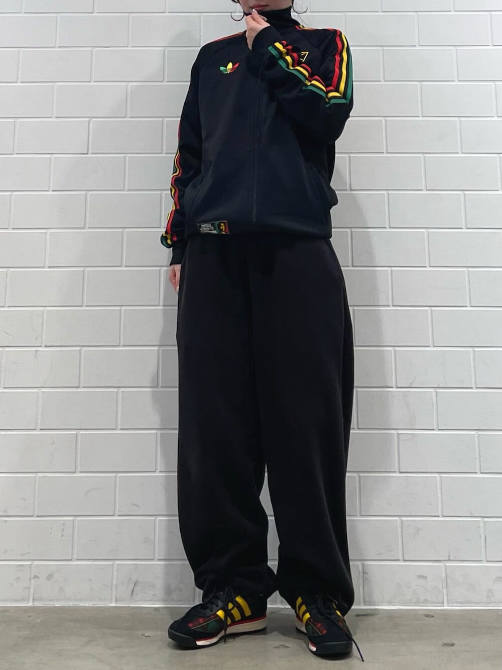 その他のシューズ、ブラック系のジャージを着用したレディースの冬コーディネートの2枚目の写真