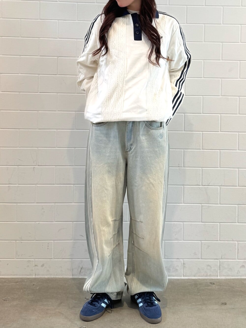 ブルー系のスニーカー、ブルー系のデニムパンツ、ホワイト系のTシャツ/カットソーを着用したレディースの秋コーディネートの2枚目の写真