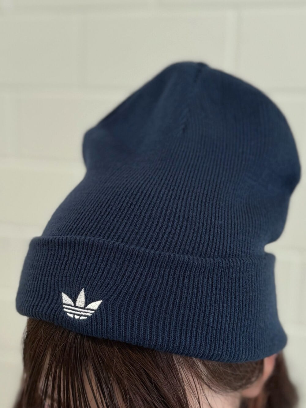 ブルー系のスニーカー、ブルー系のデニムパンツ、ホワイト系のTシャツ/カットソーを着用したレディースの秋コーディネートの3枚目の写真