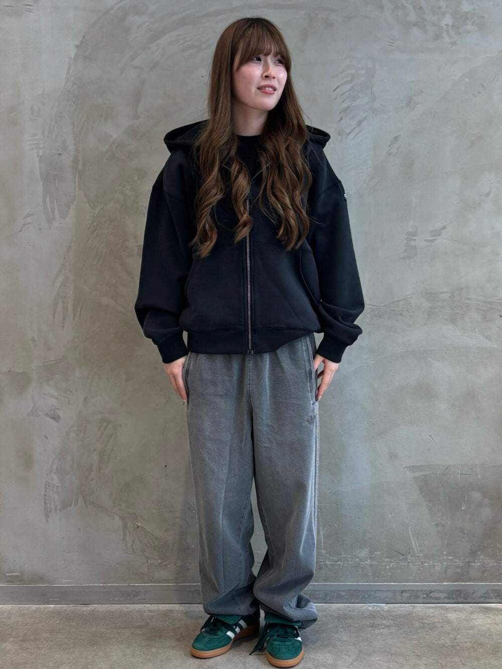 「adidas、adidas originals、アディダス、アディダスオリジナルス、スニーカー、ジップパーカー、EQUIPMENT、デニムパンツ、SPEZIAL」｜「adidasのloose trackpant denim stone / アディダスオリジナルス adidas Originals（デニムパンツ、ブルー系）」を使った、YTさん（レディース・163cm）の夏コーディネートの3枚目の写真