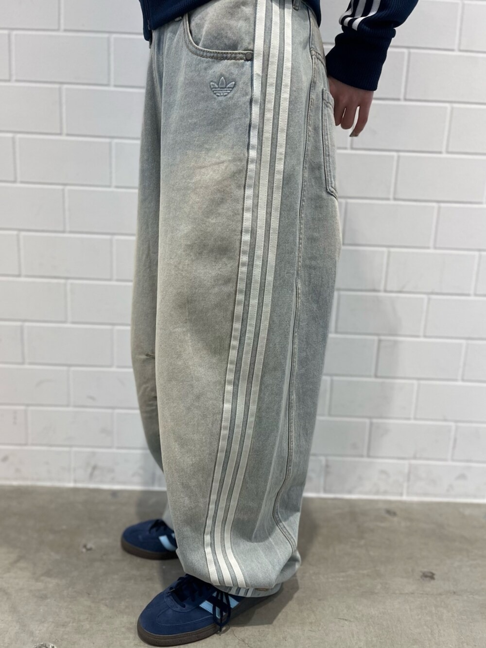 ブルー系のスニーカー、ブルー系のジャージ、ブルー系のデニムパンツを着用したレディースの秋コーディネートの5枚目の写真