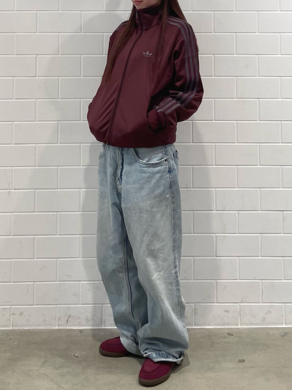 レッド系のスニーカー、レッド系のトップスを着用したレディースの春コーディネートの2枚目の写真