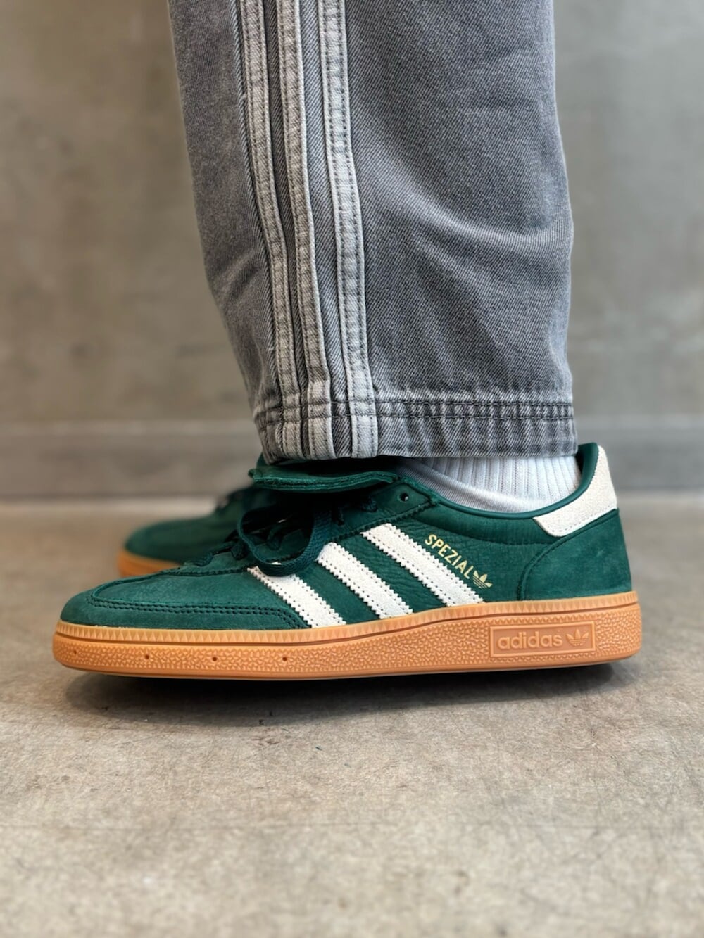 「adidas、adidas originals、アディダス、アディダスオリジナルス、スニーカー、ジップパーカー、EQUIPMENT、デニムパンツ、SPEZIAL」｜「adidasのloose trackpant denim stone / アディダスオリジナルス adidas Originals（デニムパンツ、ブルー系）」を使った、YTさん（レディース・163cm）の夏コーディネートの6枚目の写真