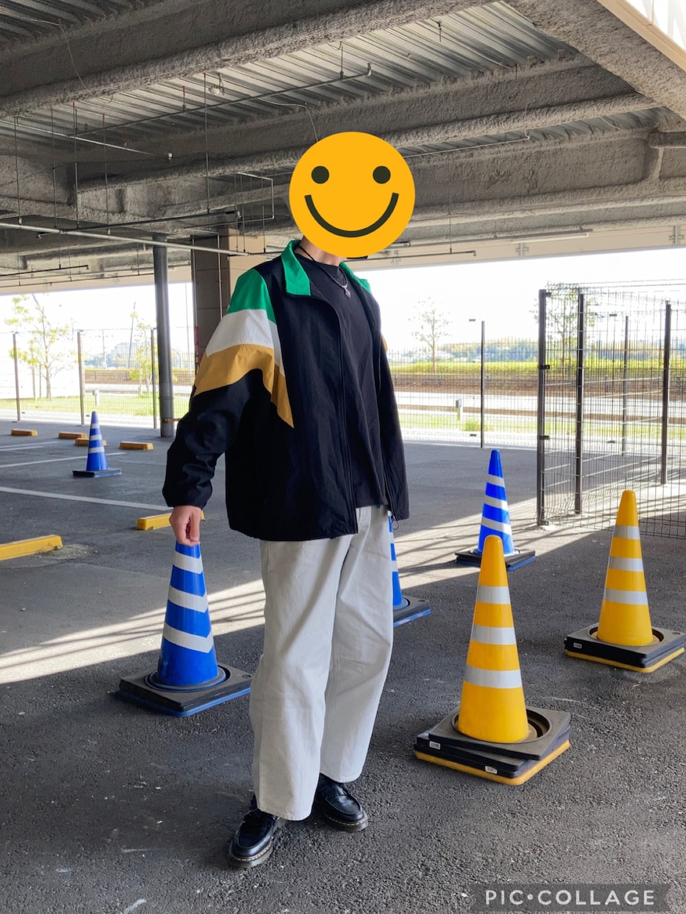 ブラック系のナイロンジャケット、グレー系のデニムパンツ、ブラック系のローファーを着用したメンズの春コーディネートの2枚目の写真