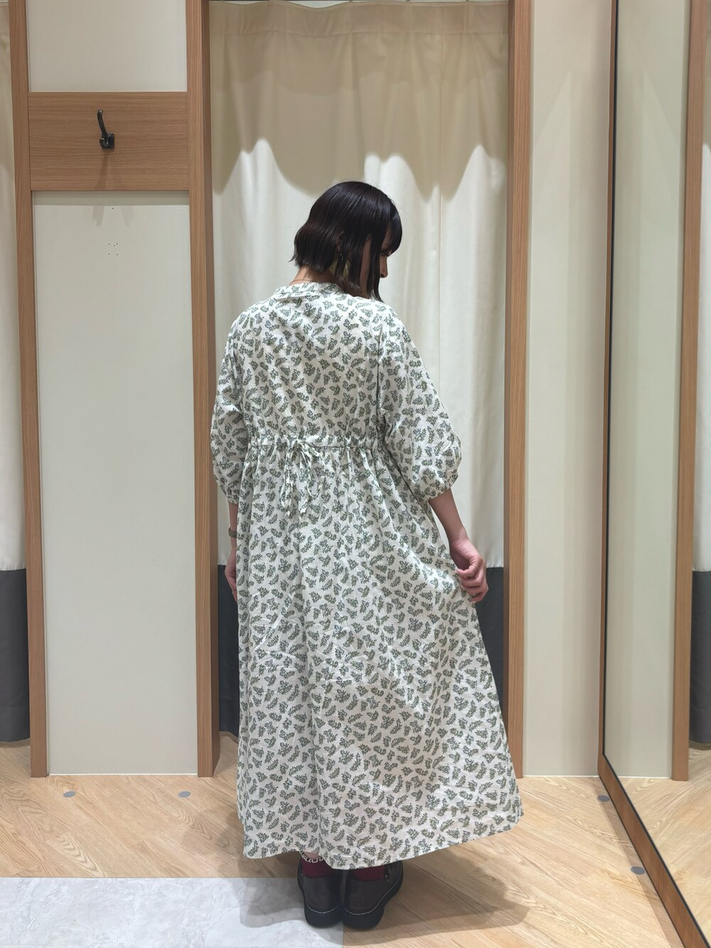 ホワイト系のワンピースを着用したレディースの夏コーディネートの2枚目の写真