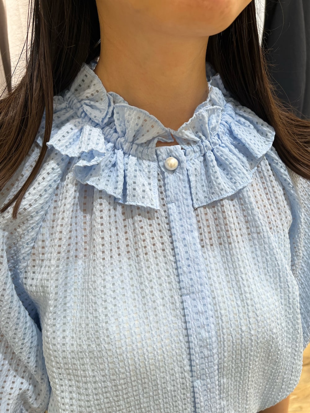 「きれいめカジュアル、シアートップス、大人ファッション、おでかけコーデ、大人コーデ、大人ガーリー、夏服、30代コーデ、夏服コーデ、甘めカジュアル、ブルーコーデ、通勤コーデ、お仕事コーデ、お仕事、オフィススタイル」｜「grace grace の【grace grace/グラスグラス】ニュアンスG型イヤリング（イヤリング、シルバー系）」を使った、Ishibashiさん（骨格ウェーブ・レディース・158cm）の春コーディネートの5枚目の写真