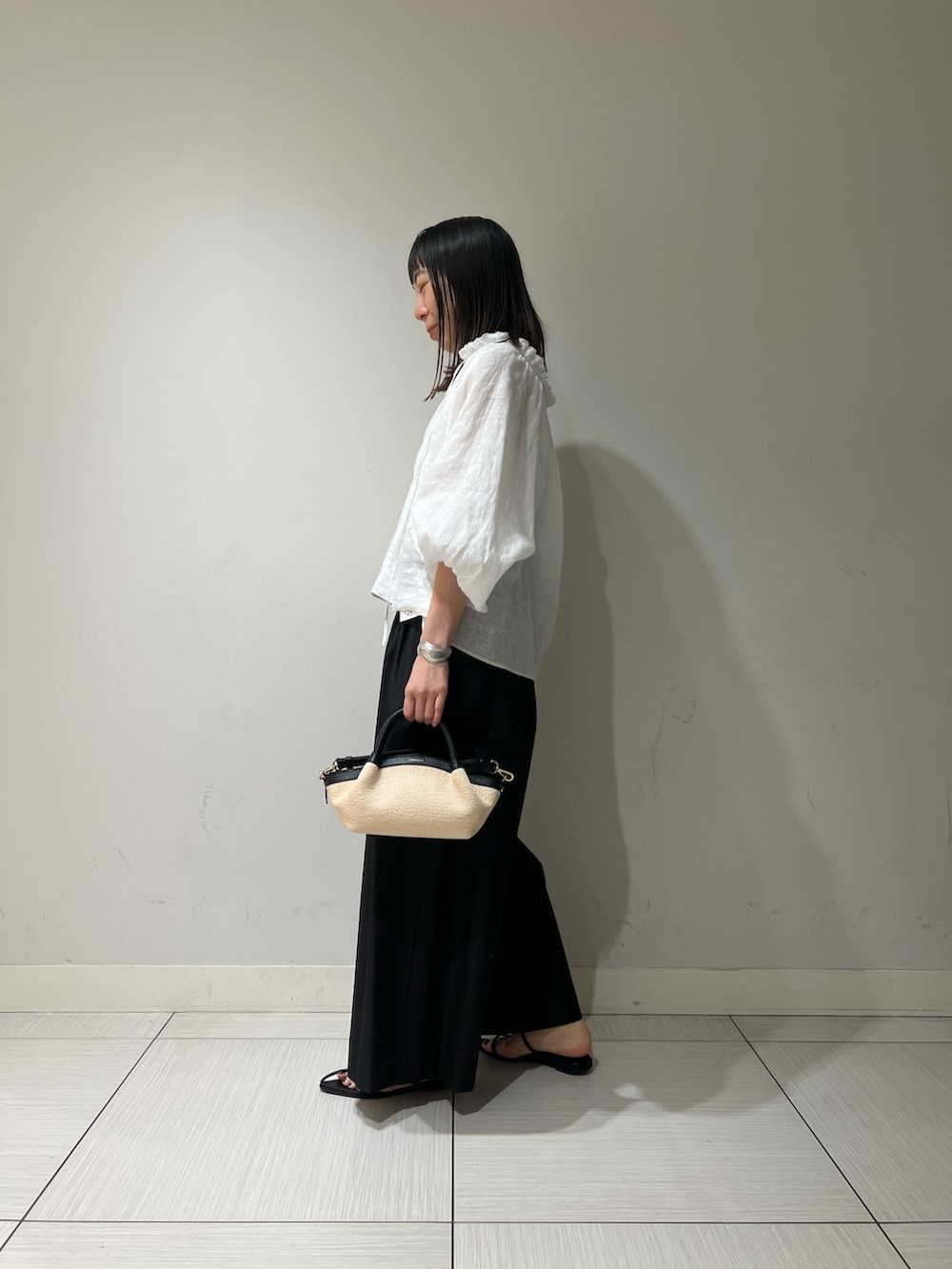 「オトナ女子、ゆるコーデ、ラクチンコーデ、デイリーカジュアル、シンプルスタイル、オトナカワイイ、モノトーン、ショート丈トップス、モノトーンコーデ、夏、リネン、リネンブラウス、ワイドパンツ、ワイドパンツ 黒」｜「NOLLEY’Sの《セットアップ対応》リネンフリル衿ブラウス（シャツ/ブラウス、ホワイト系）」を使った、Ishibashiさん（骨格ウェーブ・レディース・158cm）の春コーディネートの2枚目の写真