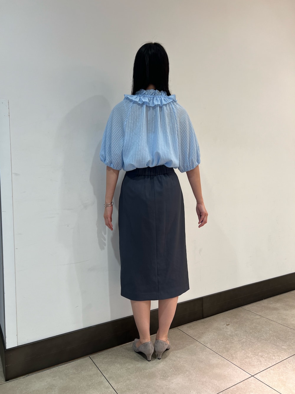「きれいめカジュアル、シアートップス、大人ファッション、おでかけコーデ、大人コーデ、大人ガーリー、夏服、30代コーデ、夏服コーデ、甘めカジュアル、ブルーコーデ、通勤コーデ、お仕事コーデ、お仕事、オフィススタイル」｜「grace grace の【grace grace/グラスグラス】ニュアンスG型イヤリング（イヤリング、シルバー系）」を使った、Ishibashiさん（骨格ウェーブ・レディース・158cm）の春コーディネートの3枚目の写真