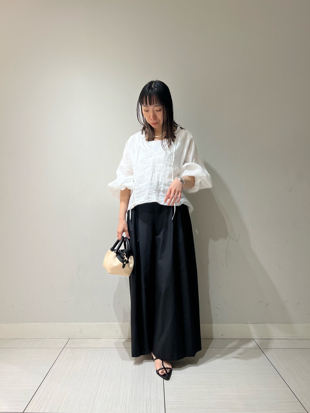 「オトナ女子、ゆるコーデ、ラクチンコーデ、デイリーカジュアル、シンプルスタイル、オトナカワイイ、モノトーン、ショート丈トップス、モノトーンコーデ、夏、リネン、リネンブラウス、ワイドパンツ、ワイドパンツ 黒」｜「NOLLEY’Sの《セットアップ対応》リネンフリル衿ブラウス（シャツ/ブラウス、ホワイト系）」を使った、Ishibashiさん（骨格ウェーブ・レディース・158cm）の春コーディネートの7枚目の写真