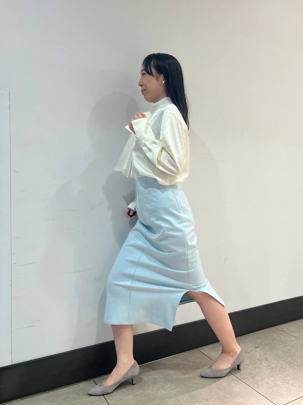 ホワイト系のシャツ/ブラウス、グレー系のその他アウター、ベージュ系のショルダーバッグを着用したレディースの秋コーディネートの9枚目の写真