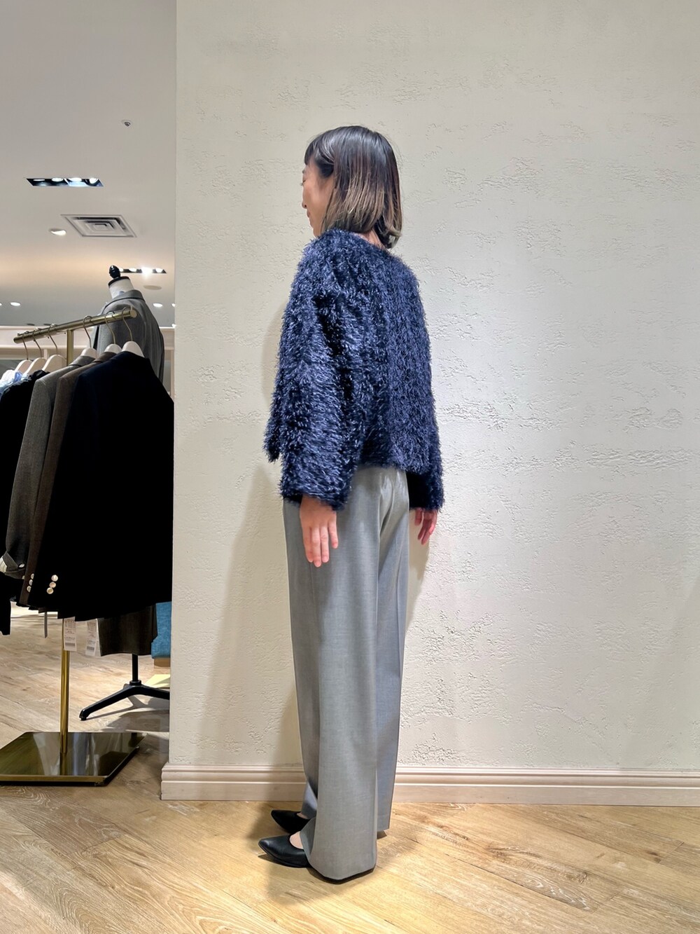 「休日スタイル、秋コーデ、秋服、カジュアルコーデ、パンツコーデ、30代コーデ、シャギー、トレンド」｜「NOLLEY’S Sophiのフリンジカットジャガードボレロジャケット（ノーカラージャケット、ブルー系）」を使った、Ishibashiさん（レディース・158cm）の秋コーディネートの8枚目の写真