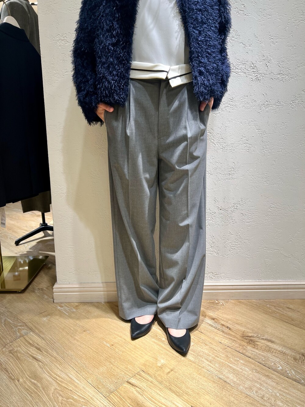 「休日スタイル、秋コーデ、秋服、カジュアルコーデ、パンツコーデ、30代コーデ、シャギー、トレンド」｜「NOLLEY’S Sophiのフリンジカットジャガードボレロジャケット（ノーカラージャケット、ブルー系）」を使った、Ishibashiさん（レディース・158cm）の秋コーディネートの3枚目の写真