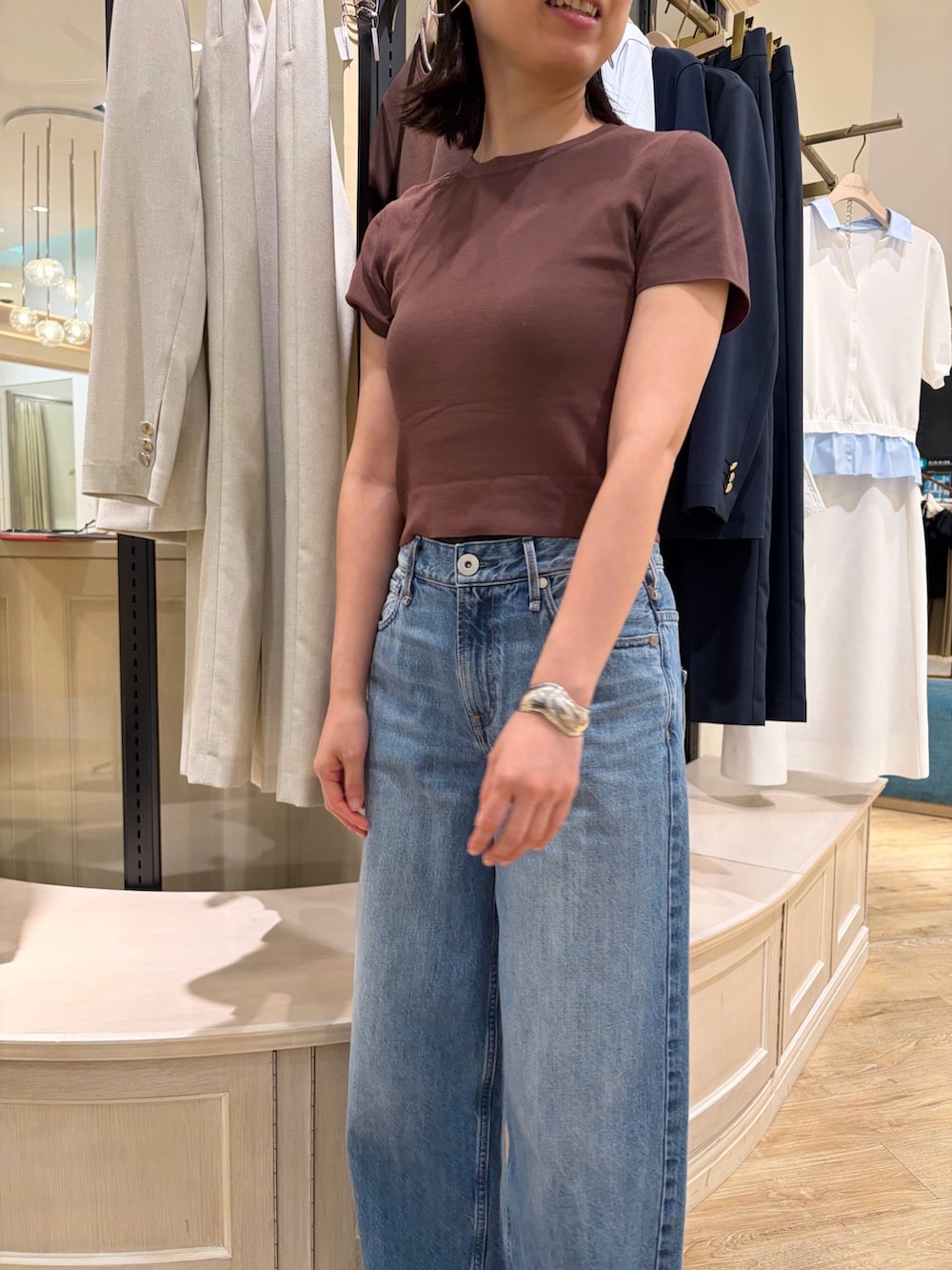 ブラウン系のワンピース、ブラウン系のニット/セーター、ブラウン系のボストンバッグを着用したレディースの春コーディネートの10枚目の写真