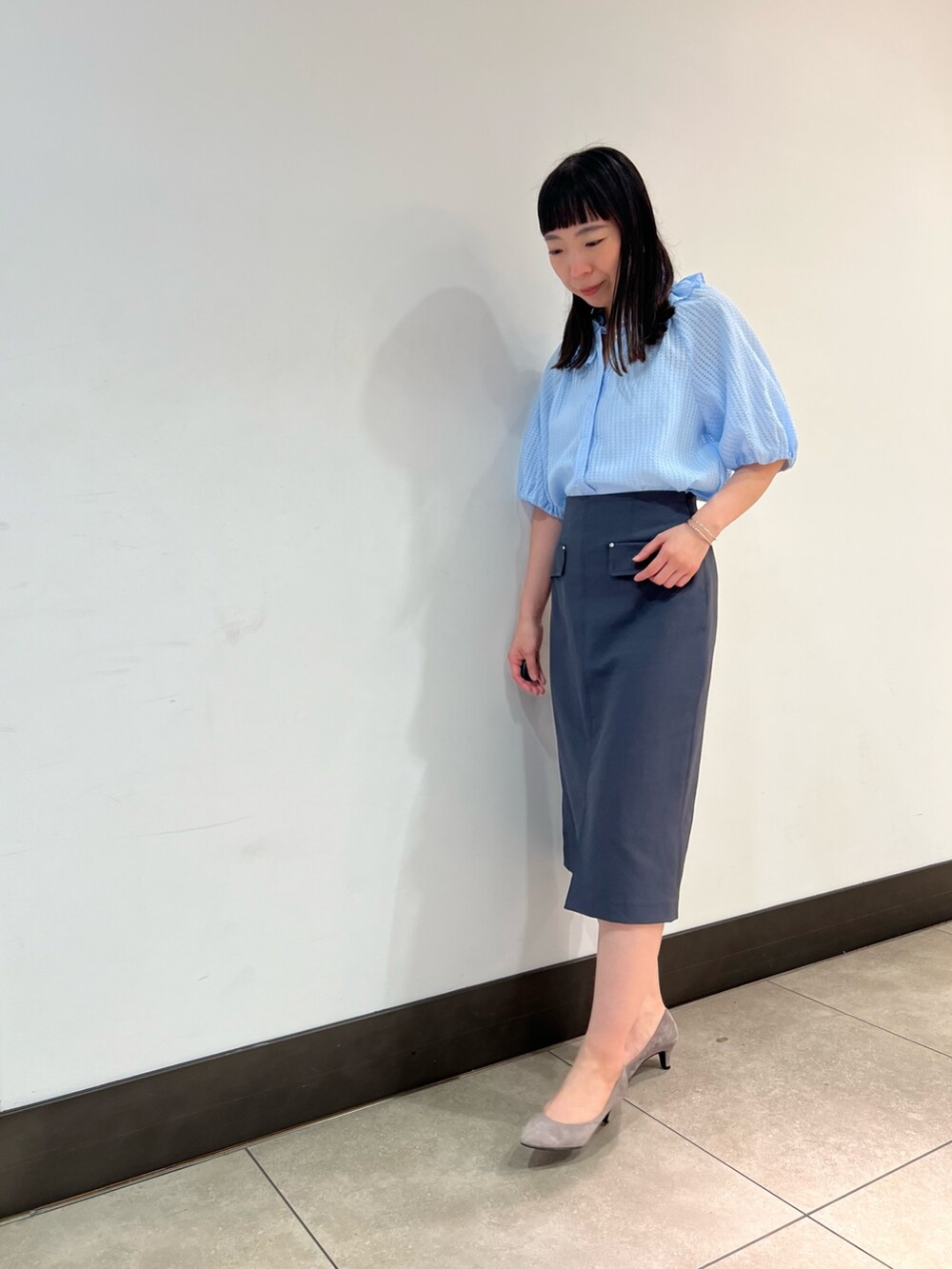 「きれいめカジュアル、シアートップス、大人ファッション、おでかけコーデ、大人コーデ、大人ガーリー、夏服、30代コーデ、夏服コーデ、甘めカジュアル、ブルーコーデ、通勤コーデ、お仕事コーデ、お仕事、オフィススタイル」｜「grace grace の【grace grace/グラスグラス】ニュアンスG型イヤリング（イヤリング、シルバー系）」を使った、Ishibashiさん（骨格ウェーブ・レディース・158cm）の春コーディネートの4枚目の写真