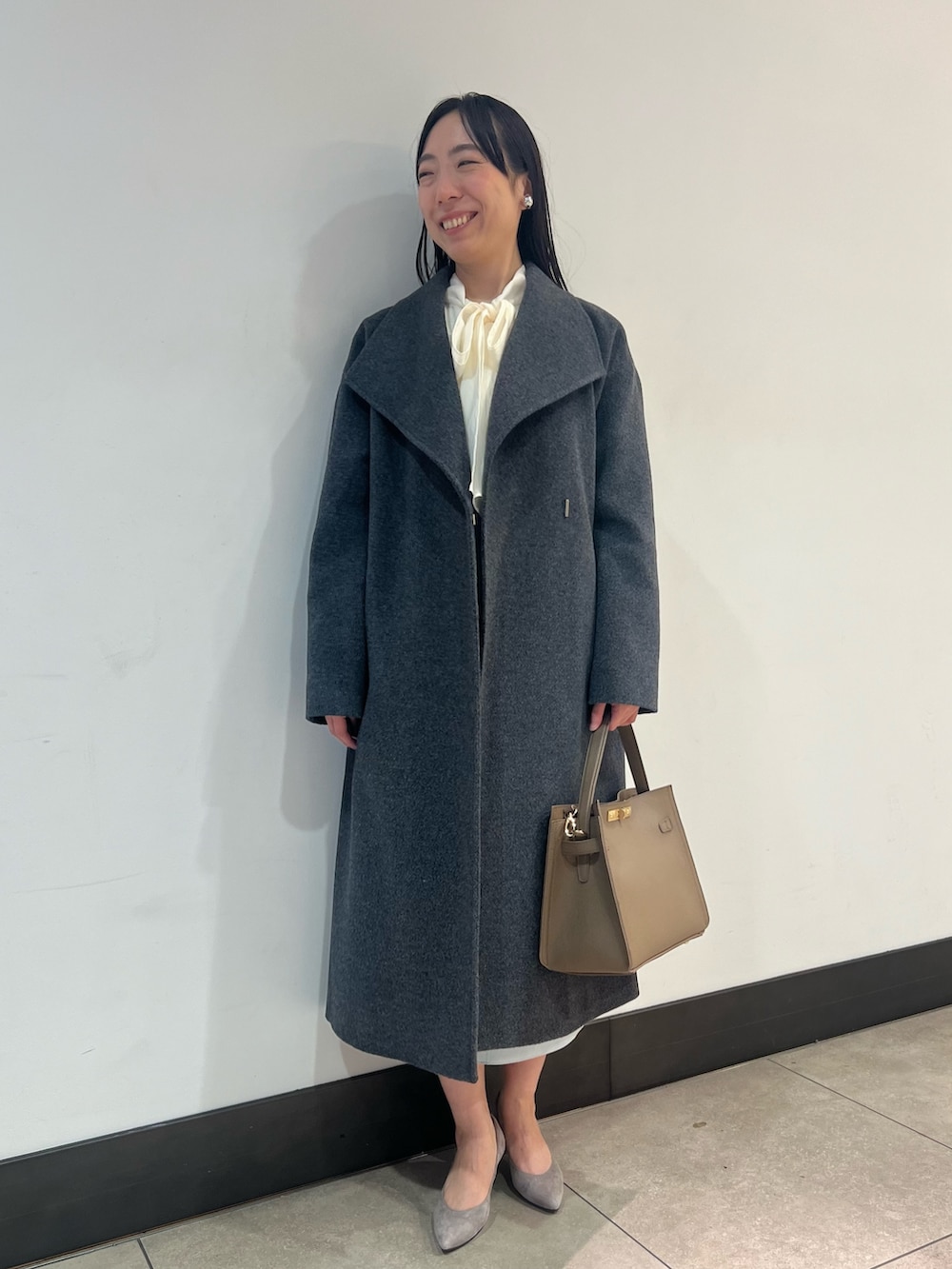 ホワイト系のシャツ/ブラウス、グレー系のその他アウター、ベージュ系のショルダーバッグを着用したレディースの秋コーディネートの5枚目の写真