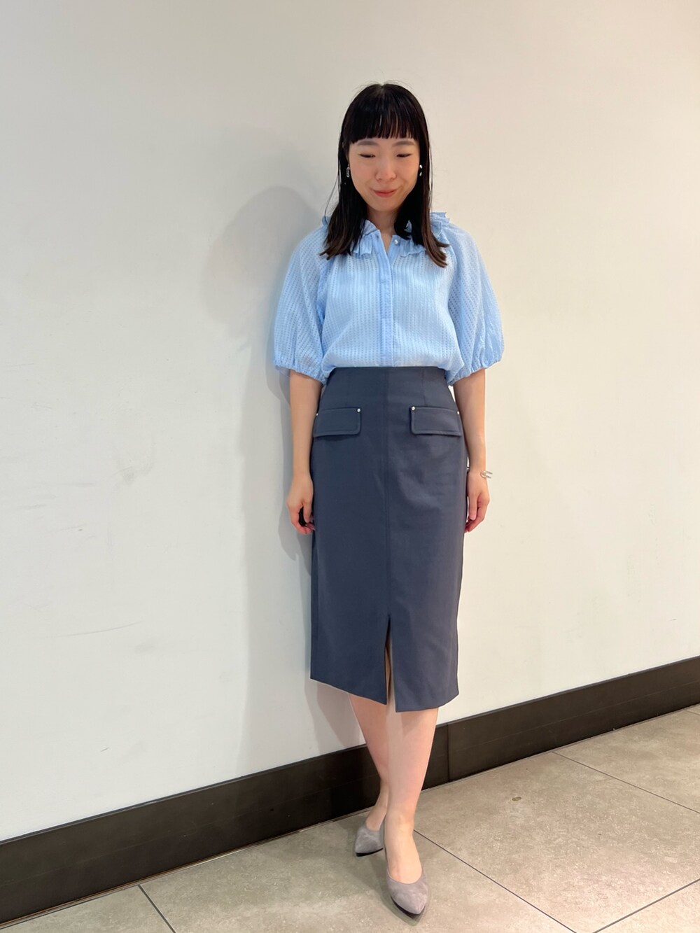 「きれいめカジュアル、シアートップス、大人ファッション、おでかけコーデ、大人コーデ、大人ガーリー、夏服、30代コーデ、夏服コーデ、甘めカジュアル、ブルーコーデ、通勤コーデ、お仕事コーデ、お仕事、オフィススタイル」｜「grace grace の【grace grace/グラスグラス】ニュアンスG型イヤリング（イヤリング、シルバー系）」を使った、Ishibashiさん（骨格ウェーブ・レディース・158cm）の春コーディネートの10枚目の写真