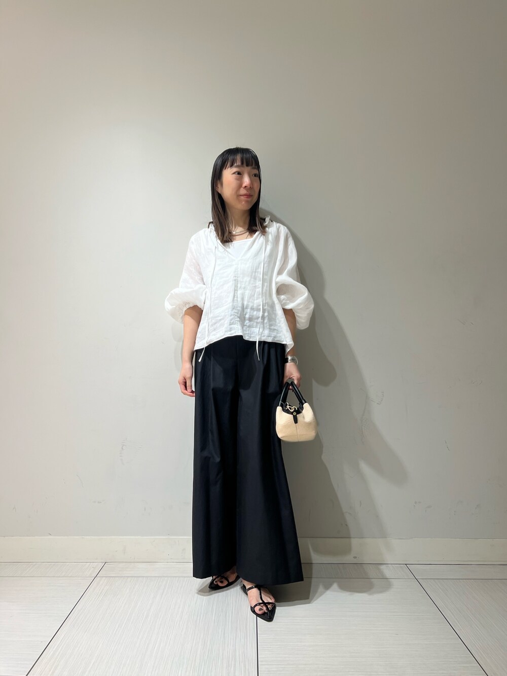 「オトナ女子、ゆるコーデ、ラクチンコーデ、デイリーカジュアル、シンプルスタイル、オトナカワイイ、モノトーン、ショート丈トップス、モノトーンコーデ、夏、リネン、リネンブラウス、ワイドパンツ、ワイドパンツ 黒」｜「NOLLEY’Sの《セットアップ対応》リネンフリル衿ブラウス（シャツ/ブラウス、ホワイト系）」を使った、Ishibashiさん（骨格ウェーブ・レディース・158cm）の春コーディネートの10枚目の写真