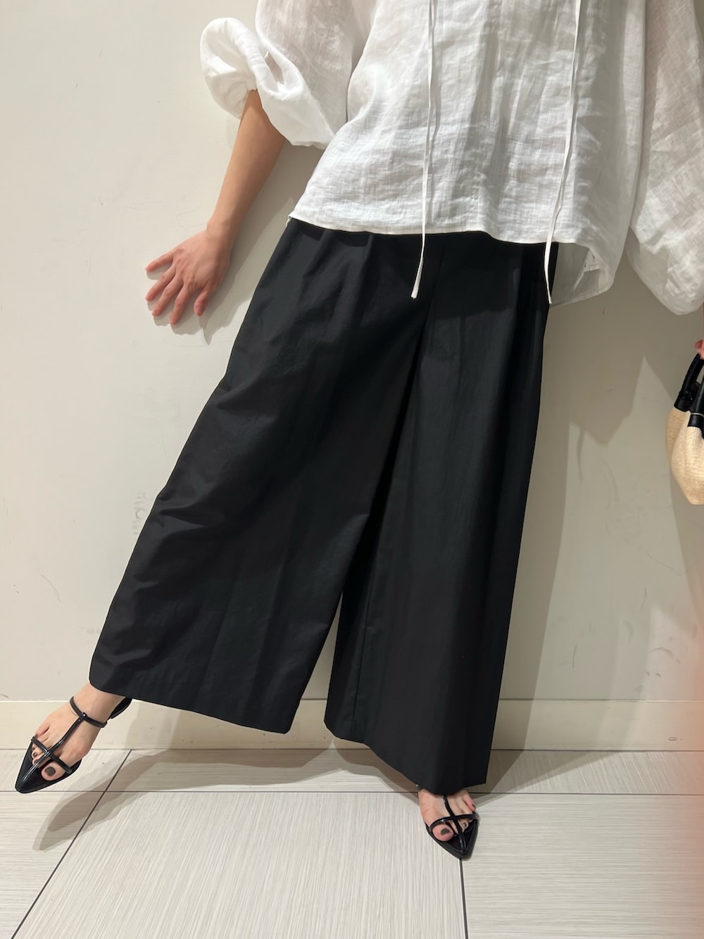 「オトナ女子、ゆるコーデ、ラクチンコーデ、デイリーカジュアル、シンプルスタイル、オトナカワイイ、モノトーン、ショート丈トップス、モノトーンコーデ、夏、リネン、リネンブラウス、ワイドパンツ、ワイドパンツ 黒」｜「NOLLEY’Sの《セットアップ対応》リネンフリル衿ブラウス（シャツ/ブラウス、ホワイト系）」を使った、Ishibashiさん（骨格ウェーブ・レディース・158cm）の春コーディネートの5枚目の写真