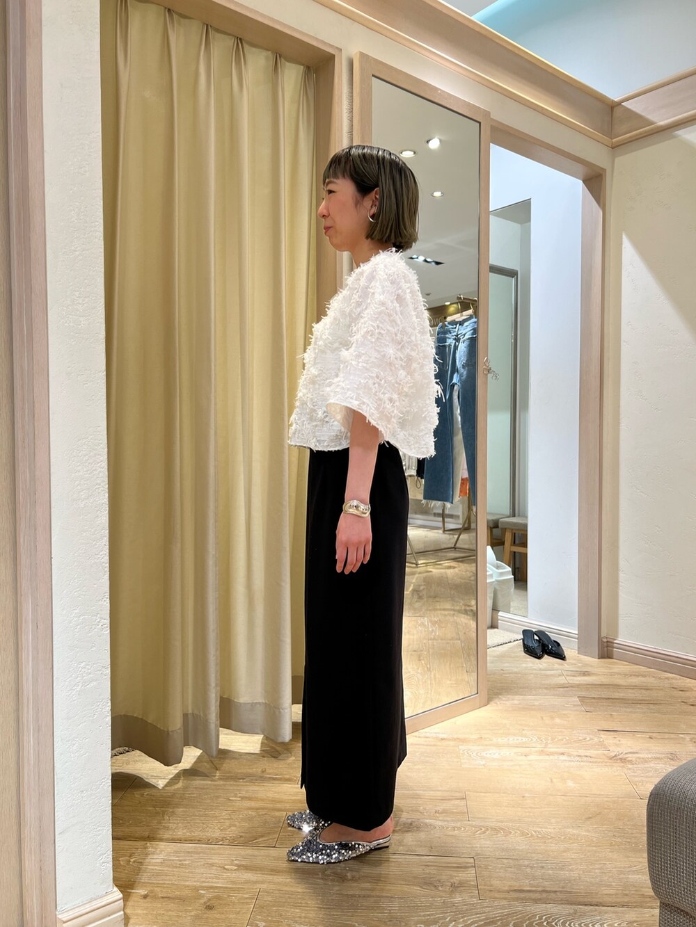 ホワイト系のシャツ/ブラウス、ブラック系のスカートを着用したレディースの春コーディネートの2枚目の写真