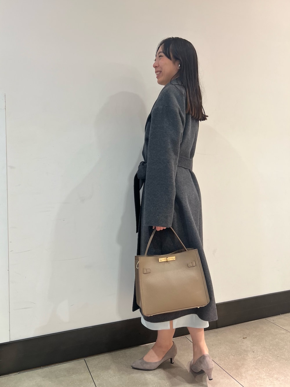 ホワイト系のシャツ/ブラウス、グレー系のその他アウター、ベージュ系のショルダーバッグを着用したレディースの秋コーディネートの6枚目の写真