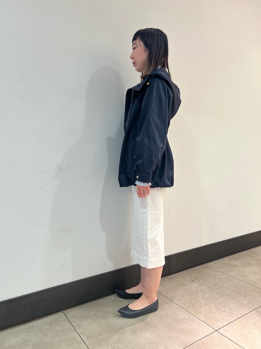 「シャツスタイル、オトナ女子、大人かわいい、キレイめカジュアル、初春コーデ、30代コーデ、キレイめ、デニムスカート」｜「NOLLEY’S Sophiのブロードフリルシャツ（シャツ/ブラウス、ホワイト系）」を使った、Ishibashiさん（骨格ウェーブ・レディース・158cm）の冬コーディネートの4枚目の写真