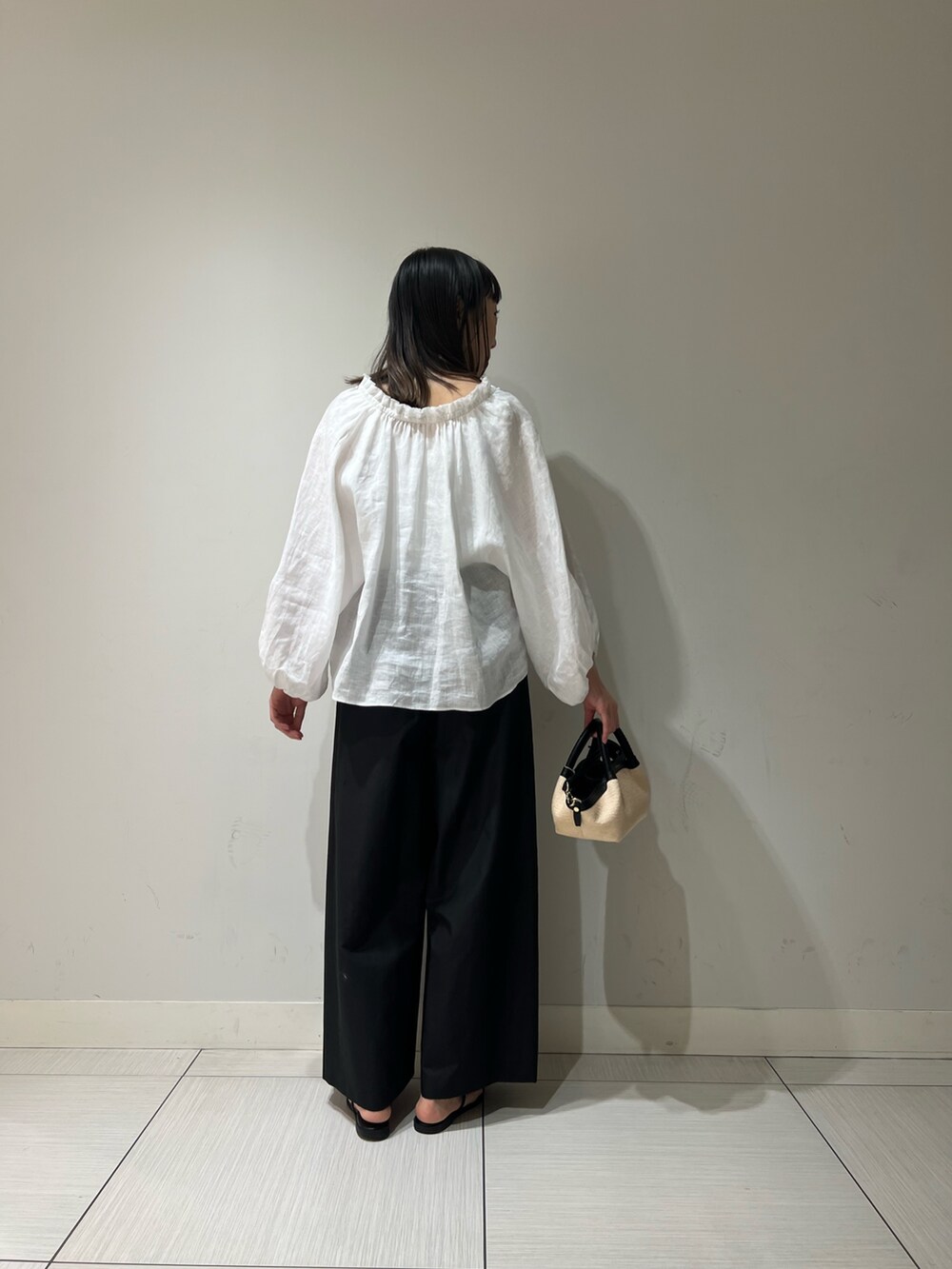 「オトナ女子、ゆるコーデ、ラクチンコーデ、デイリーカジュアル、シンプルスタイル、オトナカワイイ、モノトーン、ショート丈トップス、モノトーンコーデ、夏、リネン、リネンブラウス、ワイドパンツ、ワイドパンツ 黒」｜「NOLLEY’Sの《セットアップ対応》リネンフリル衿ブラウス（シャツ/ブラウス、ホワイト系）」を使った、Ishibashiさん（骨格ウェーブ・レディース・158cm）の春コーディネートの3枚目の写真