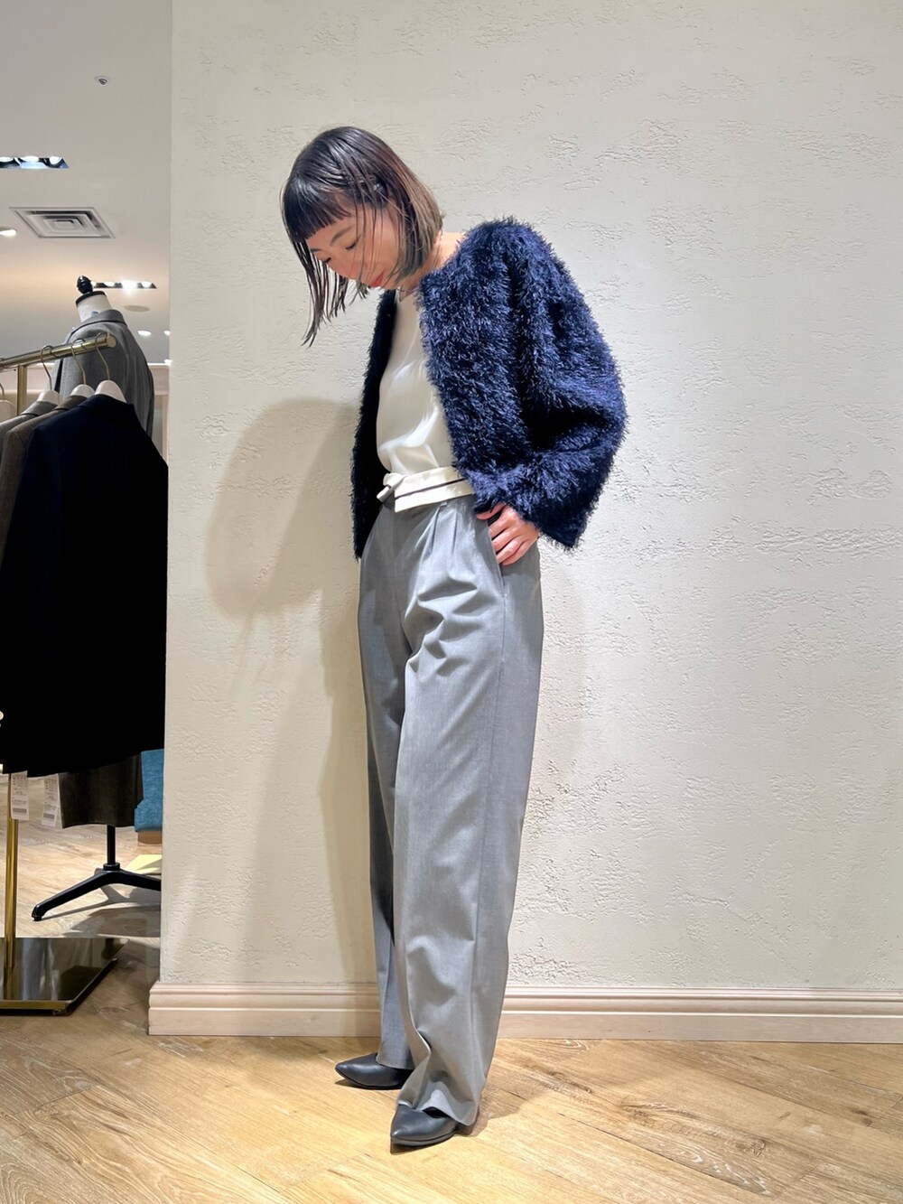 「休日スタイル、秋コーデ、秋服、カジュアルコーデ、パンツコーデ、30代コーデ、シャギー、トレンド」｜「NOLLEY’S Sophiのフリンジカットジャガードボレロジャケット（ノーカラージャケット、ブルー系）」を使った、Ishibashiさん（レディース・158cm）の秋コーディネートの6枚目の写真
