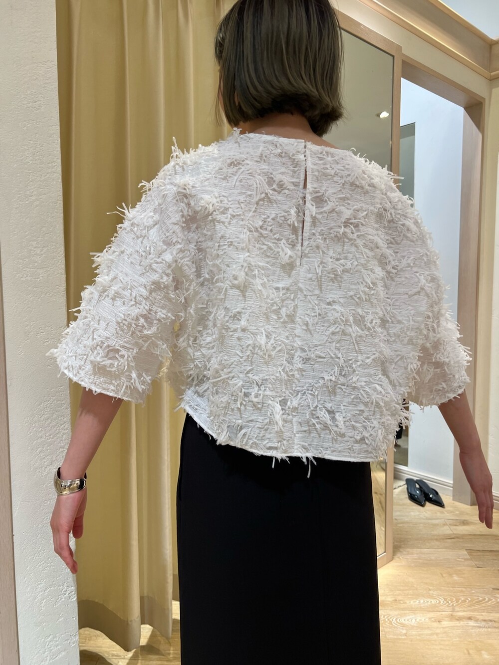 ホワイト系のシャツ/ブラウス、ブラック系のスカートを着用したレディースの春コーディネートの4枚目の写真