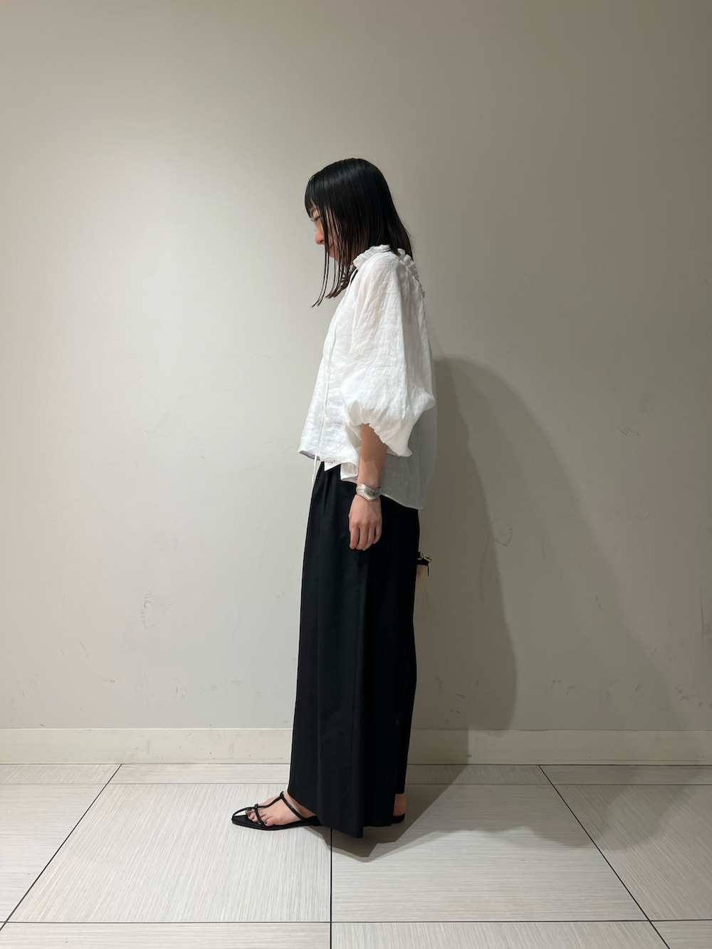 「オトナ女子、ゆるコーデ、ラクチンコーデ、デイリーカジュアル、シンプルスタイル、オトナカワイイ、モノトーン、ショート丈トップス、モノトーンコーデ、夏、リネン、リネンブラウス、ワイドパンツ、ワイドパンツ 黒」｜「NOLLEY’Sの《セットアップ対応》リネンフリル衿ブラウス（シャツ/ブラウス、ホワイト系）」を使った、Ishibashiさん（骨格ウェーブ・レディース・158cm）の春コーディネートの8枚目の写真